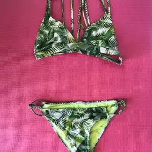 Grön vit bikini med snygga detaljer. Storlek Medium. Frakt ingår i priset. Köpt på hawaii kommer ej ihåg ifrån vilket märke. 