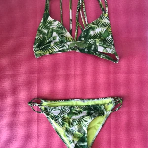 Tropical bikini  - Grön vit bikini med snygga detaljer. Storlek Medium. Frakt ingår i priset. Köpt på hawaii kommer ej ihåg ifrån vilket märke. 