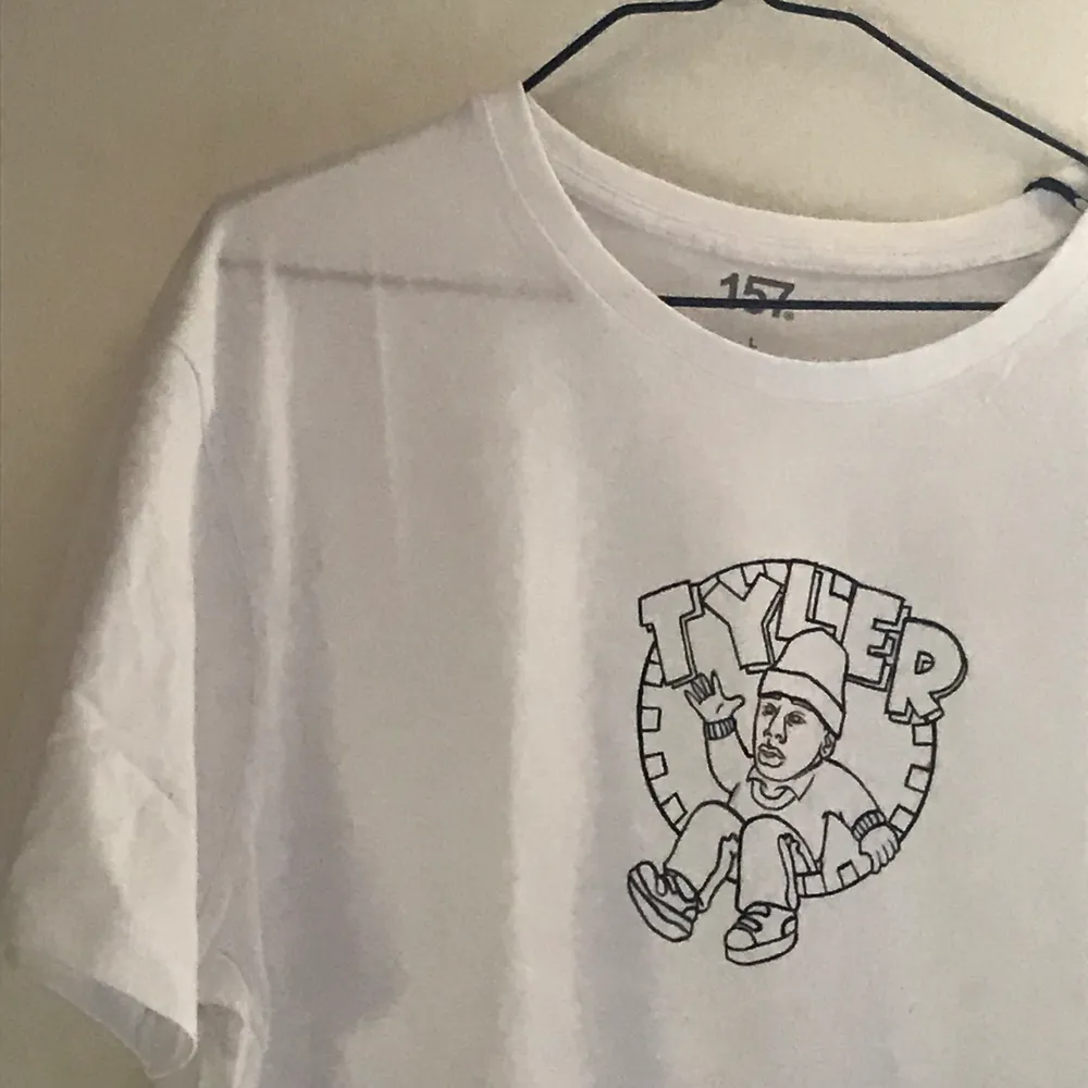 En tröja jag målat själv med Tyler the creator ❤️ Frakt tillkommer på 40kr.                                                  Går att tvätta i 40 grader!!. T-shirts.