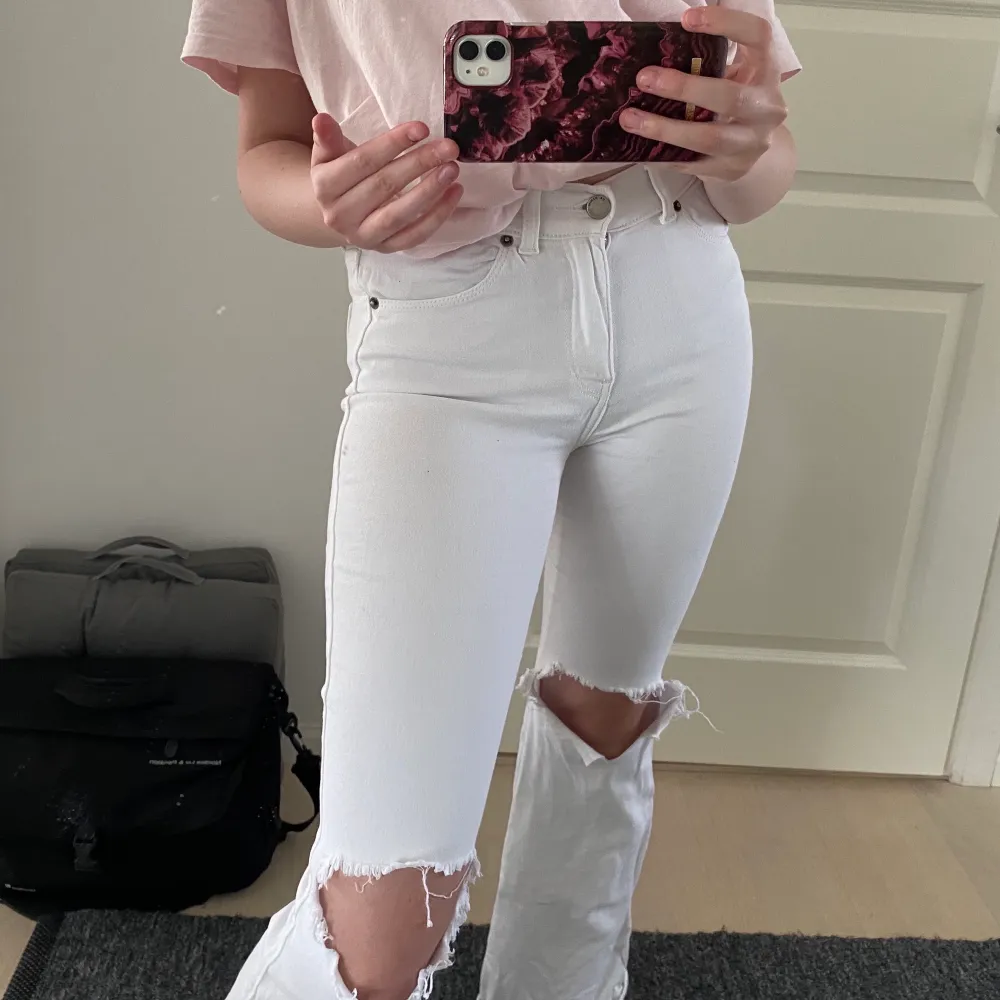 Säljer ett par skitsnygga vita bootcut jeans med hål på knäna 💖💖 jag är 167 och de passar perfekt! ingår frakt eller mötas upp i centrala Stockholm 🙌🏼🌸. Jeans & Byxor.