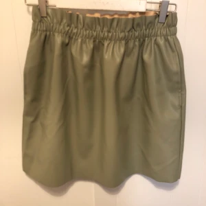 Skin kjol - Grön skin kjol med fickor 