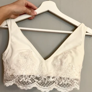 Vit topp - Vit topp med spets, tjockt bikiniliknande material strl S! Mötes i Sthlm innerstad/söder ut annars står du för frakt!