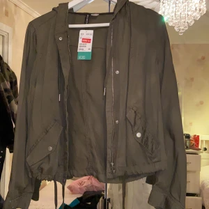 Jacka  - Jacka från hm helt oanvänd, storleken är 42 men jag är 36-38 och den passar mig:) fler bilder kan skickas och köparen står för frakten 😊 