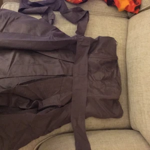 Kort ”balklänning” - Kort lite silkig klänning av balklänningsmodell. Ok skick. Frakt tillkommer.