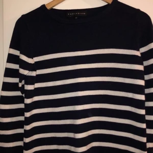  Pahladium tröja - Oanvänd Pahladium tröja i marinblå och vit, storlek Xs men passar lika bra på S