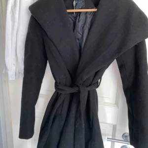  - Nypris var 1800kr säljes pågrund av blivit för liten och den tar bara upp plats i garderoben så säljer den. För frågor kontakta mig går ner i pris vid snabb affär, storlek 36 motsvarar S/M