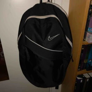  - Schysst svart Nike ryggsäck! Den är rymlig och i mycket gott skick! Kan mötas upp i Stockholm annars står köparen för frakt:)