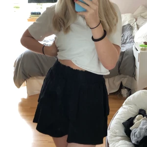 Svart volang kjol  - Super fin volang kjol från gina i bra skick. Syns lite dåligt på bilderna men skriv till mig för fler bilder , frakt tillkommer😊