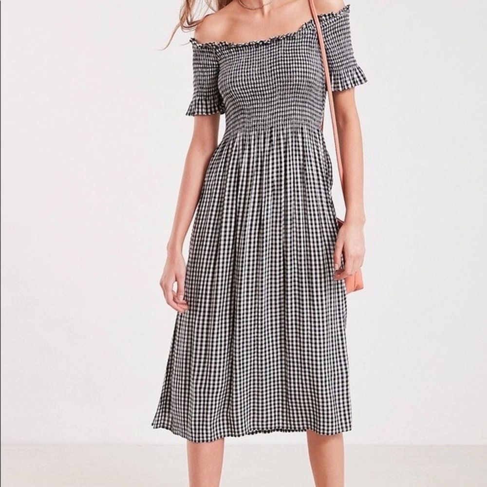 Säljer min finaste sommar klänning från urban outfitters som jag köpte för något år sen🧡💛 Nypris ligger runt 700kr och jag säljer den för 300 pga det goda skicket💜💜 Kan självklart skicka fler bilder! I str XS men är strechig så passar XS-M 🌈💜✨ . Klänningar.
