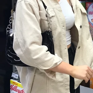 Väska  - Säljer denna skit snygga väska som tyvärr inte kommer till någon användning längre😌