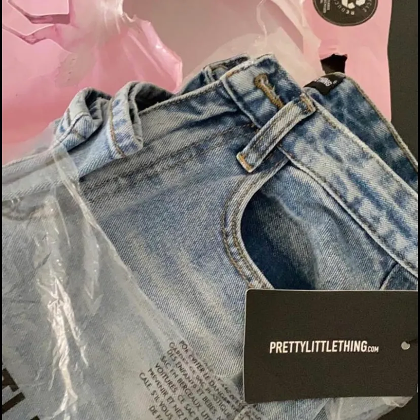 Super fina och sköna jeans med slits, från prettylittlething. Storlek 34 (S). Endast provade, lappen är kvar.💞 . Jeans & Byxor.