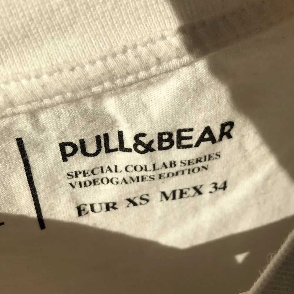 Säljer denna häftiga Street Fighter t-shirt från Pull&Bear, den är storlek XS fast från killavdelningen. . T-shirts.