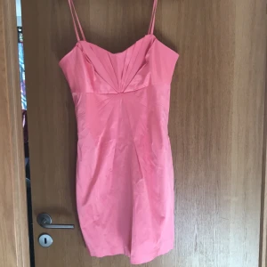 Rosa sommaklänning - Rosa sommarklänning i fint skick. Lite för liten för mig. Köpare står för frakt.