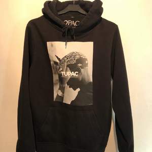 En 2Pac hoodie i storlek S! Har köpt den på Junkyard, använd ca 3 gånger!!☺️ säljes för 250 kr + frakt 🥰