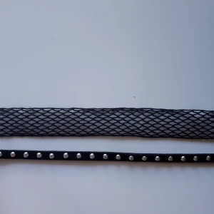 Choker - Kostar 10kr/styck. Har aldrig använt de eftersom dem är lite stora runt halsen. Den smalare är såld. Frakt tillkommer.