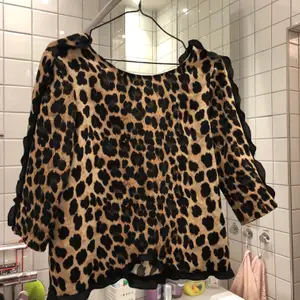 Leopardmönstrad blus från zara me volanger, v-ringning i nacken. Frakt ingår