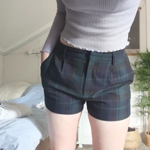 rutiga shorts - mörkgröna/mörkblåa rutiga shorts i nyskick!