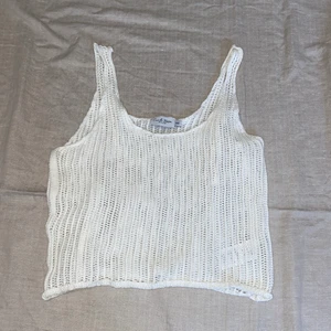 Sommar topp - En fin sommar topp i nån form att flätat material. Toppen är väldigt genomskinlig men väldigt snygg att ha något under till den, typ en bikini? Storlek xxs men funkar på xs och s också☺️