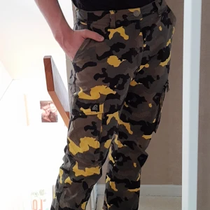 Cameo Cargo byxor  - Hej säljer ett par Cargo byxor som inte längre kommer till användning längre, inga fel finns med byxorna.