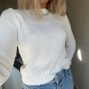 Vit tröja från Gina Tricot - Vit stickad tröja från Gina Tricot med söt rosett på ryggen i storlek S, 150kr inklusive frakt