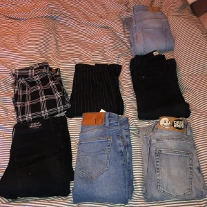 Jeans i strl S - Skriv för mer info, säljer för 50/70kr/styck Tiger jeansen är sålda✅ säljer alla för 400kr ink frakt 