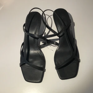 Eleganta oanvända sandaletter✨ - Säljer dessa oanvänd skor i strl 38, väldigt bekväma skor med fin detalj på sulan längst fram✨ snöret sitter fortfarande på, prislappen har dock försvunnit! 