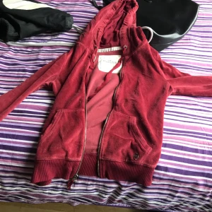 Röd huvtröja  - Skriv till mig ifall ni vill ha bilder där jag har på mig den eller vid andra frågor :)