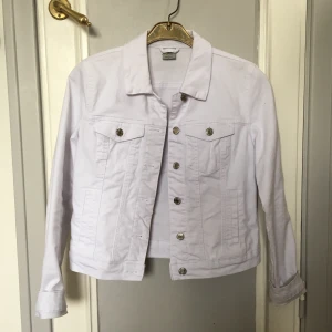 Vit jeansjacka - Jättefin vit jeansjacka, använd en gång på skolavslutning. Köparen betalar frakt😊