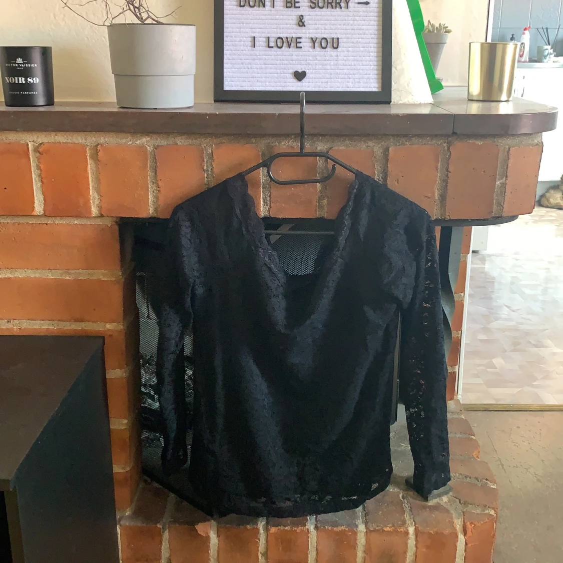 SVART SPETS OF THE SHOULDER TOP