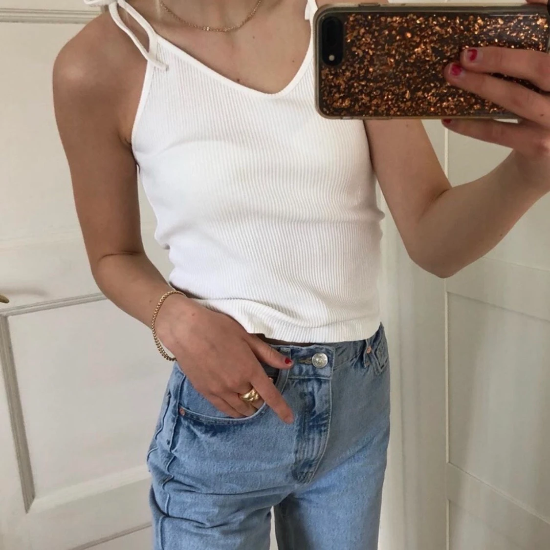 Vitt ribbat linne med knytning