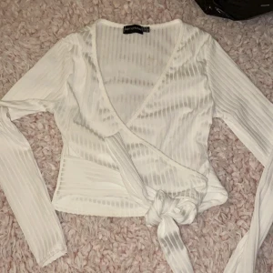 Topp - Säljer min helt oanvända vita topp från prettylittlethings i storlek 34/xs för 100kr :)