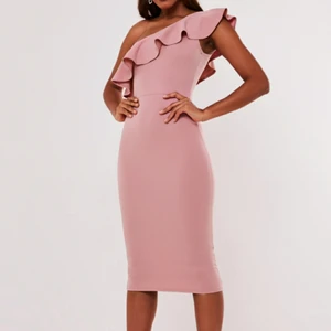 Fin lång klänning - Säljer denna fina klänning. Den är i nyskick då jag aldrig haft tillfälle att ha på mig den och lappen är kvar. Frakten ingår i priset.