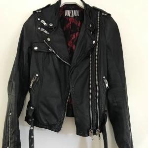 Jofama by Kenza stl 34 - Säljer min skinnjacka i modellen jofama 9. Storleken på jackan är 34. 