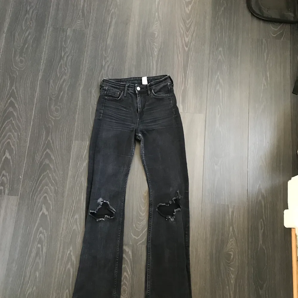 Jeans från HM med hål på knäna. Tyvärr för små. Fin ”urtvättad” svart färg stl.26/ xs, s. Jeans & Byxor.