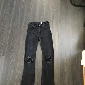 Jeans från HM med hål på knäna. Tyvärr för små. Fin ”urtvättad” svart färg stl.26/ xs, s