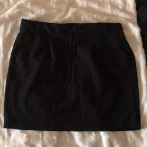 Svart kort kjol från Only. Strl L, 45kr (köparen står för frakt)