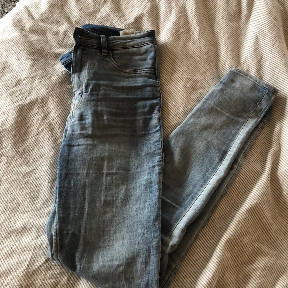 fina jeans från hm, använda med bra skick. Jeans & Byxor.