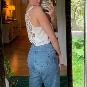  - En supersöt tröja med jättefin spetsrygg! 