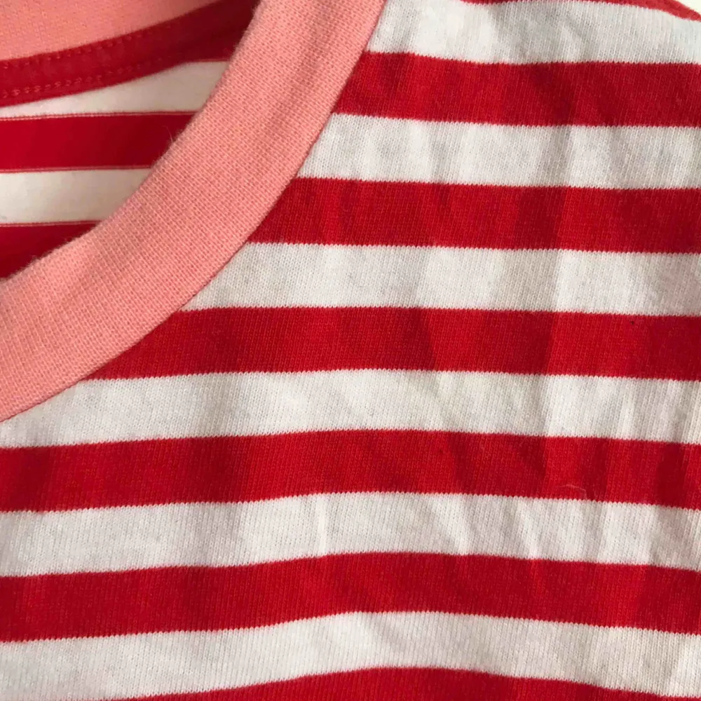Jättefin röd-rosa-randig t-shirt från &other stories! underbar sommartröja, som en glass! 💗 . Toppar.