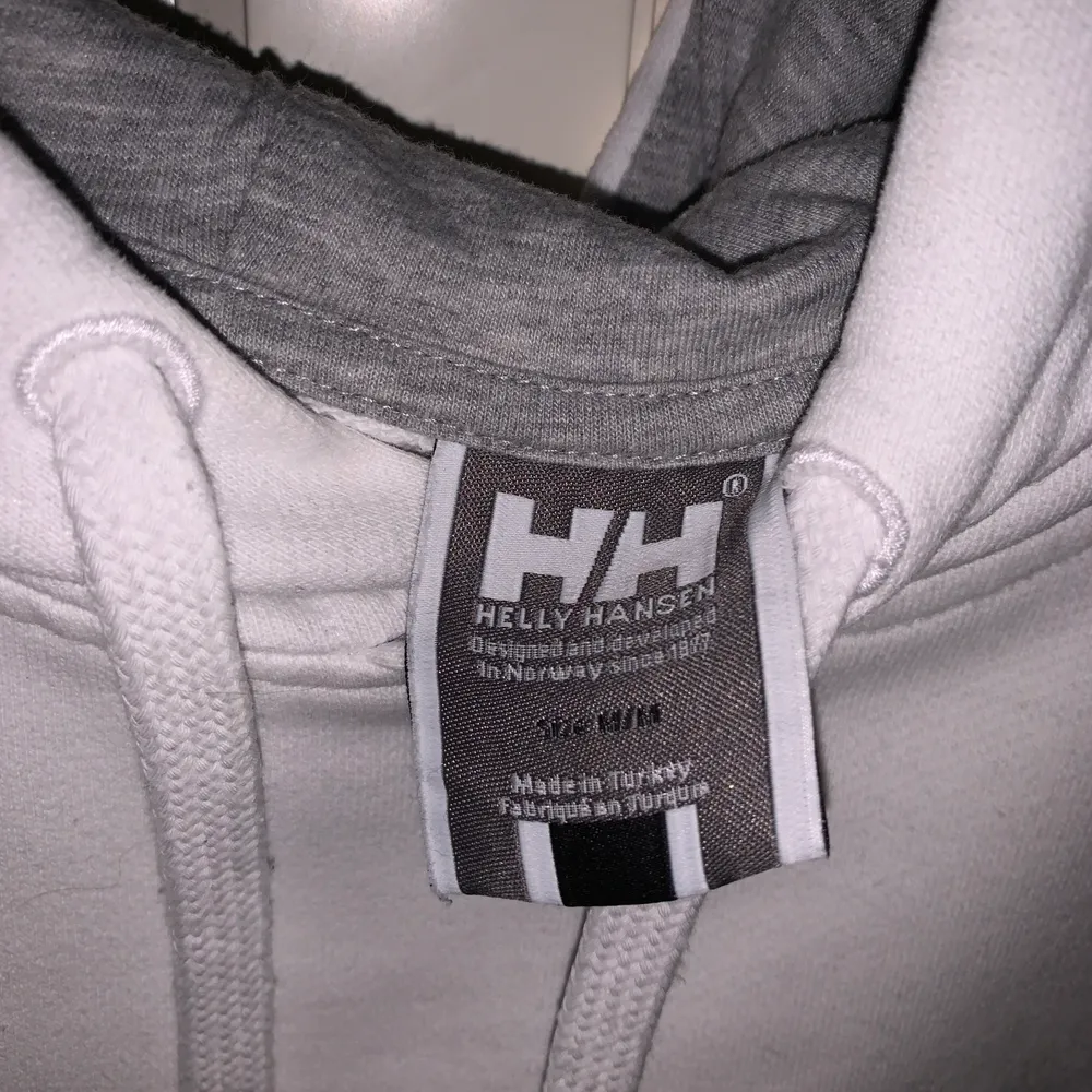 Sjukt snygg Helly Hansen hoodie i jättebra skick!! Storlek M (women) men skulle även passa en XS/S😊 frakt tillkommer på ca 50kr. Hoodies.