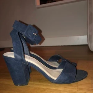 Klackskor  - Marinblåa klackskor, 8cm hög klack. Använda en gång på en bal. Frakt tillkommer.