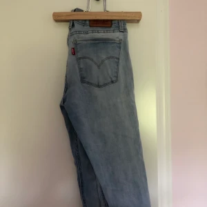 Ljusa jeans från Levis - Modell: 710 super skinny. Använda relativt mycket därav priset. 