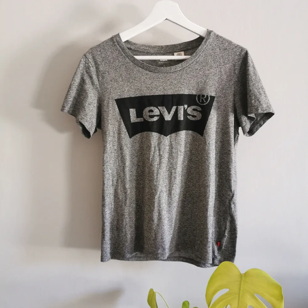 Grå Levis tshirt, knappt använd. Köparen står för frakt. . T-shirts.
