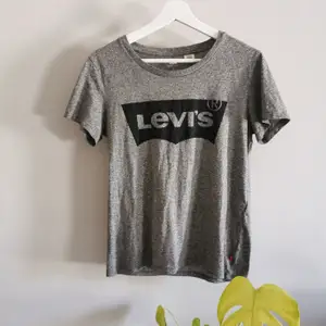 Grå Levis tshirt, knappt använd. Köparen står för frakt. 