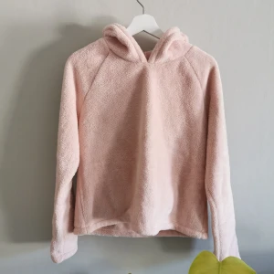 Mysig luvtröja från Gina Tricot - Riktigt mysig luvtröja från Gina Tricot, i princip helt oanvänd. Köparen står för frakt. 