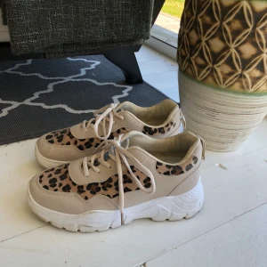 Sneakers  - Snygga leo sneakers med lite tjockare sula i storlek 38 (något större i storlek) fint skick! Porto 63kr spårbar frakt 
