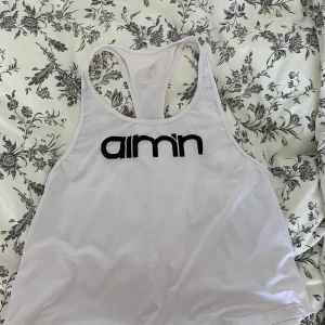 Träningslinne aimn - Aimn träningslinnei vitt, använt enstaka gånger. Storlek s. För litet för mig så används inte