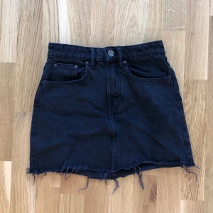 Jeanskjol zara - Jeanskjol från zara i fint skick, storlek XS. Kan mötas upp i stockholm, annars står köparen för frakten.