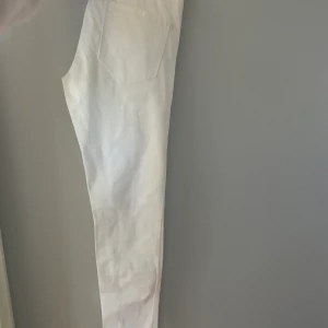 Vita jeans - Helt vanliga vita jeans! Nyskick, aldrig använda! Köpta för 299kr. Sitter som en SMÄCK överallt. Passar mig som är runt 165cm, men skulle även passa någon som är längre än mig & kortare