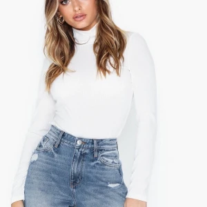 Nelly Vit Tröja - Superfin vit långärmad tröja från Nelly med krage. Aldrig använd, bara testad så i bra skick. Priset kan diskuteras.